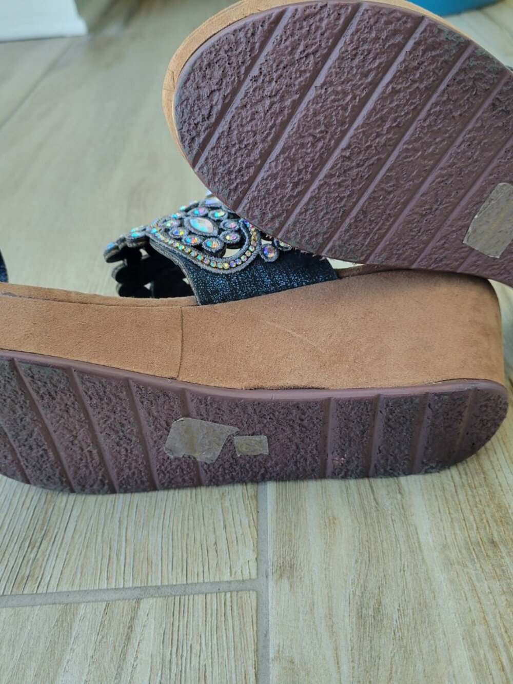 Bakers Beaded Rhinestone Toe-Loop Platform Sandals - Picture 7 of 7